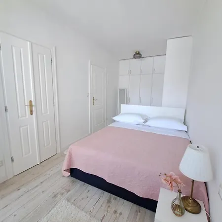 Apartment Oldie But Goldie